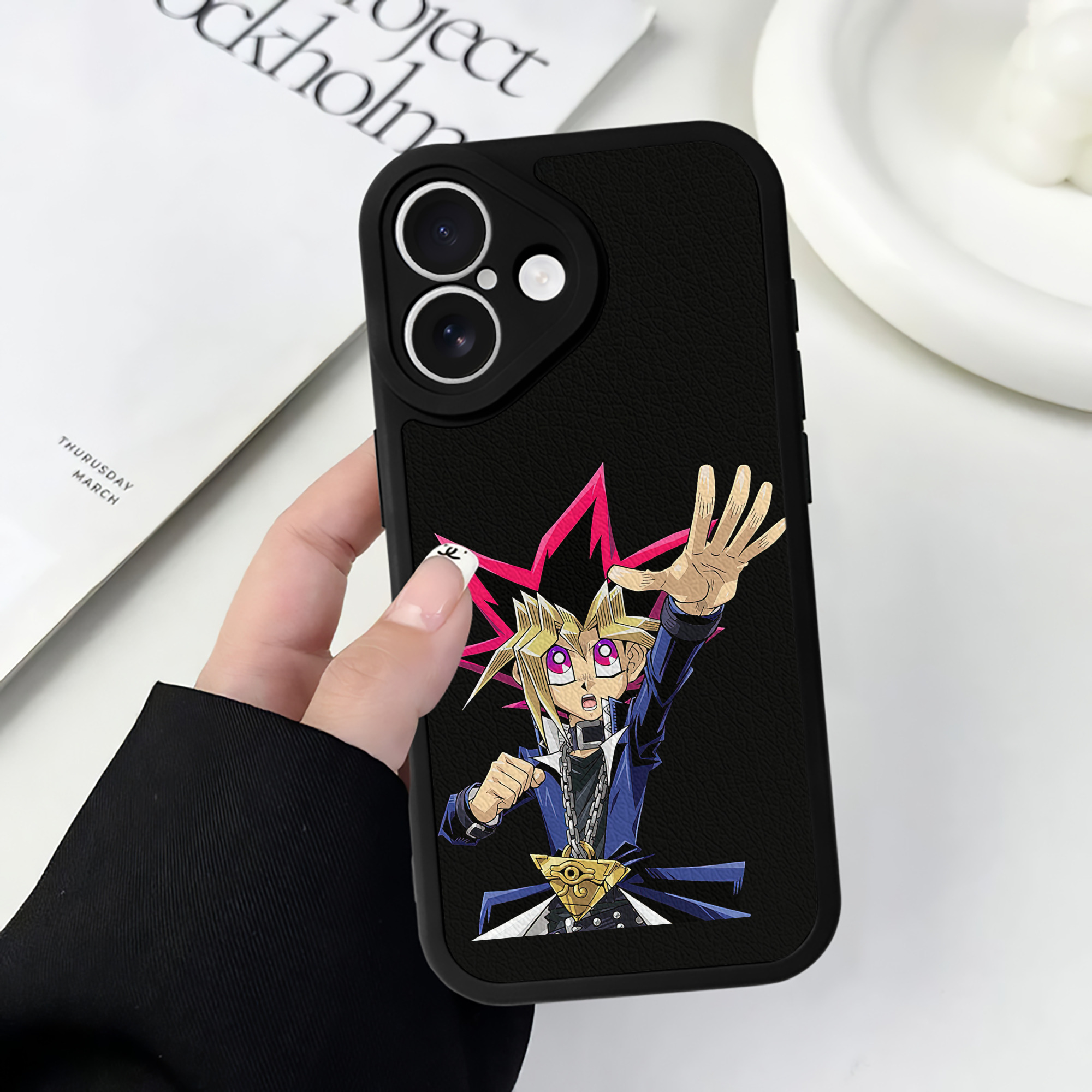 （画像用） 遊☆戯☆王 Yu-Gi-Oh! 【iPhone 16シリーズ対応】シリコンスマホケース（レザー調） 材質：シリコン